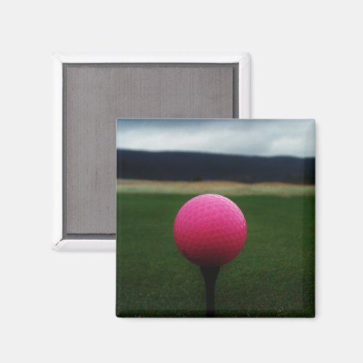 Roze Golfbal op een golfbaan in een berg Magneet (Voorkant / Achterkant)