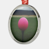 Roze Golfbal op een golfbaan in een berg Metalen Ornament (Links)