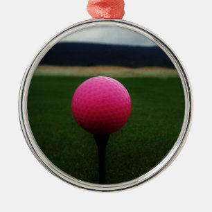 Roze Golfbal op een golfbaan in een berg Metalen Ornament