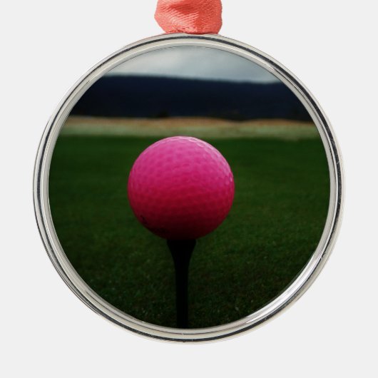 Roze Golfbal op een golfbaan in een berg Metalen Ornament (Voorkant)