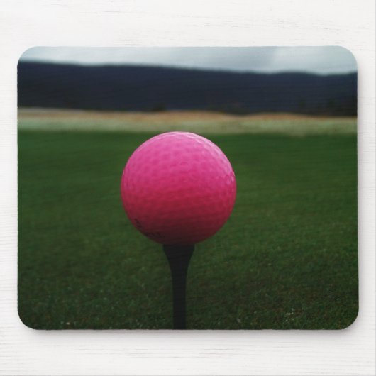 Roze Golfbal op een golfbaan in een berg Muismat (Voorkant)