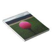 Roze Golfbal op een golfbaan in een berg Notitieblok (Schuin)