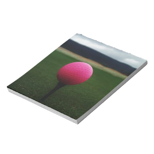 Roze Golfbal op een golfbaan in een berg Notitieblok (Linkerzijde)
