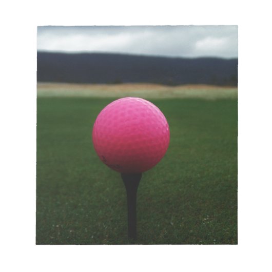 Roze Golfbal op een golfbaan in een berg Notitieblok (Voorkant)