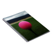 Roze Golfbal op een golfbaan in een berg Notitieboek (Rechterzijde)