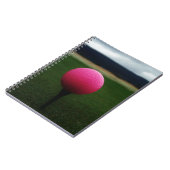 Roze Golfbal op een golfbaan in een berg Notitieboek (Linkerzijde)