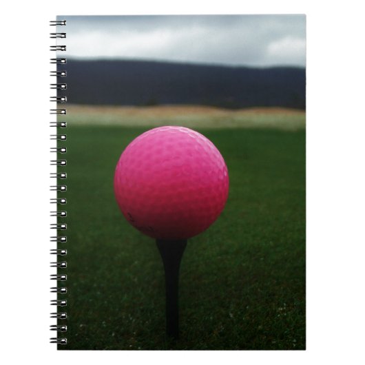 Roze Golfbal op een golfbaan in een berg Notitieboek (Voorkant)