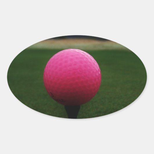Roze Golfbal op een golfbaan in een berg Ovale Sticker (Voorkant)