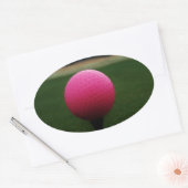 Roze Golfbal op een golfbaan in een berg Ovale Sticker (Envelop)