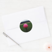 Roze Golfbal op een golfbaan in een berg Ronde Sticker (Envelop)