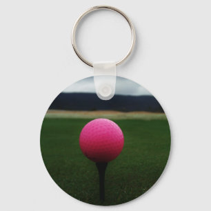 Roze Golfbal op een golfbaan in een berg Sleutelhanger