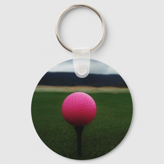Roze Golfbal op een golfbaan in een berg Sleutelhanger (Voorkant)