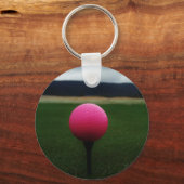 Roze Golfbal op een golfbaan in een berg Sleutelhanger (Voorkant)