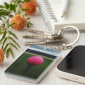 Roze Golfbal op een golfbaan in een berg Sleutelhanger (Voorkant Rechts)