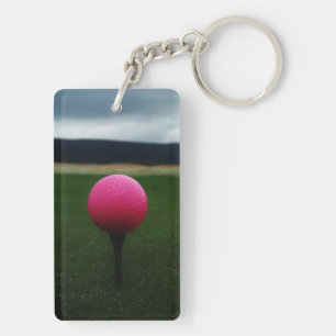 Roze Golfbal op een golfbaan in een berg Sleutelhanger