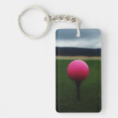 Roze Golfbal op een golfbaan in een berg Sleutelhanger (Voorkant)