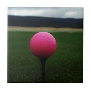Roze Golfbal op een golfbaan in een berg Tegeltje