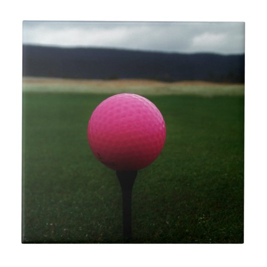 Roze Golfbal op een golfbaan in een berg Tegeltje (Voorkant)