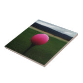 Roze Golfbal op een golfbaan in een berg Tegeltje (Zijkant)