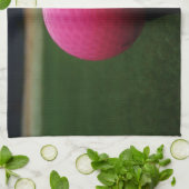 Roze Golfbal op een golfbaan in een berg Theedoek (Gevouwen)