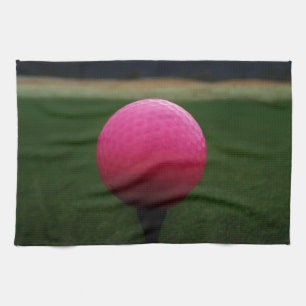 Roze Golfbal op een golfbaan in een berg Theedoek