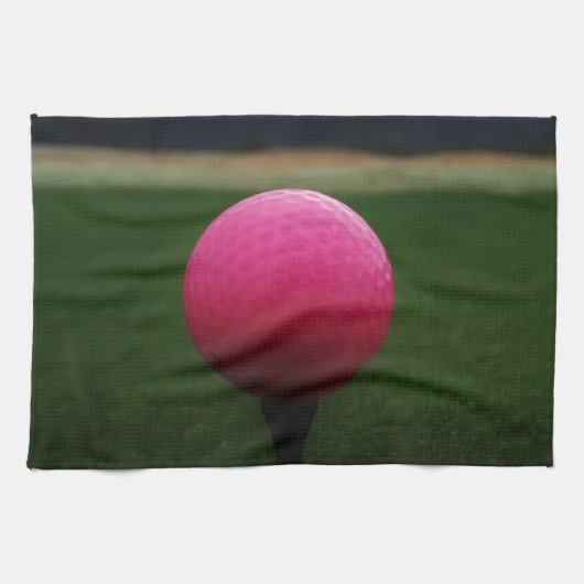 Roze Golfbal op een golfbaan in een berg Theedoek (Horizontaal)