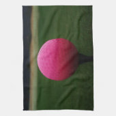 Roze Golfbal op een golfbaan in een berg Theedoek (Verticaal)