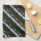 Roze Golfbal op een golfbaan in een berg Theedoek (Quarter Fold)