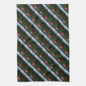 Roze Golfbal op een golfbaan in een berg Theedoek (Verticaal)