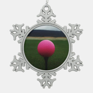 Roze Golfbal op een golfbaan in een berg Tin Sneeuwvlok Ornament