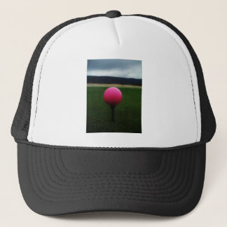 Roze Golfbal op een golfbaan in een berg Trucker Pet