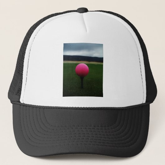 Roze Golfbal op een golfbaan in een berg Trucker Pet (Voorkant)