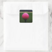 Roze Golfbal op een golfbaan in een berg Vierkante Sticker (Tas)