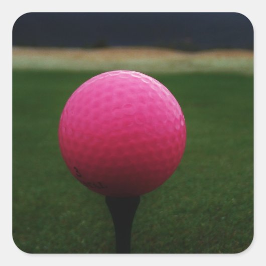 Roze Golfbal op een golfbaan in een berg Vierkante Sticker (Voorkant)
