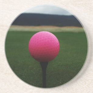 Roze Golfbal op een golfbaan in een berg Zandsteen Onderzetter