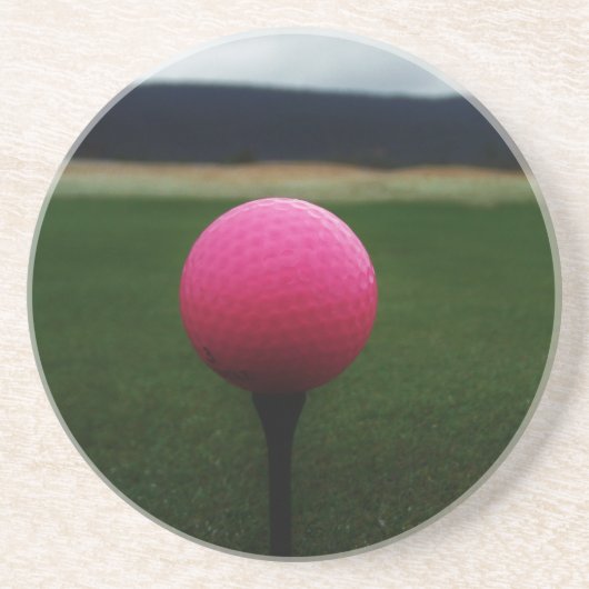 Roze Golfbal op een golfbaan in een berg Zandsteen Onderzetter (Voorkant)