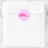 Roze gordeldier ronde sticker (Tas)