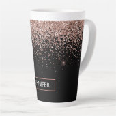 Roze Goud Blozende Roze Glitter Monogram Meisjesac Latte Mok (Rechterhoek)