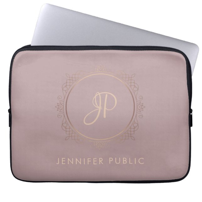 Roze Goud Elegant Monogram Trendy Sjabloon Laptop Sleeve (Voorkant)