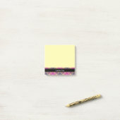 Roze, goud en blauwe tartan post-it® notes (Op bureau)