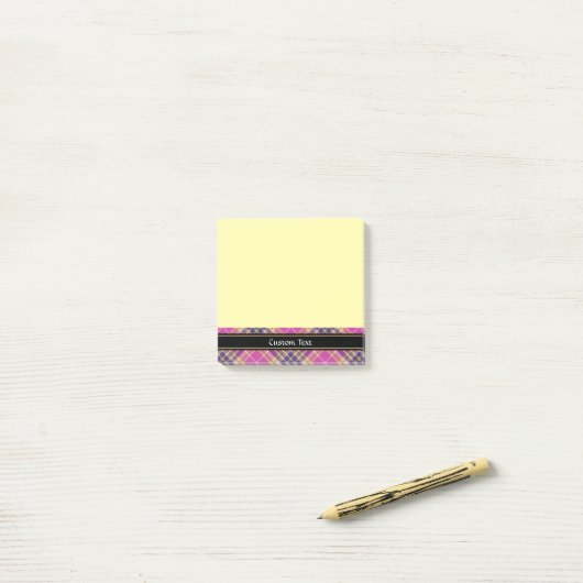 Roze, goud en blauwe tartan post-it® notes (Op bureau)