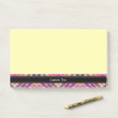 Roze, goud en blauwe tartan post-it® notes (Op bureau)
