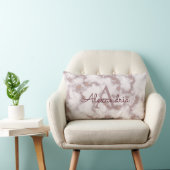 Roze Goud Folie Glitter in Roze Marmer Monogram Kussen (Stoel)