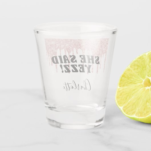 Roze goud glinster druppels bruid ze zei ja naam shot glas (Achterkant)