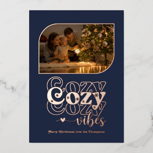 Roze Goud & Marineblauw Cozy Vibes Retro Kerst Fot Folie Feestdagenkaart (Voorkant)