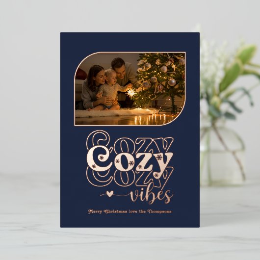 Roze Goud & Marineblauw Cozy Vibes Retro Kerst Fot Folie Feestdagenkaart (Staand Voorkant)