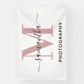 Roze Goud Minimalistische Monogram M Logo Spandoek (Verticaal)