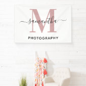 Roze Goud Minimalistische Monogram M Logo Spandoek (Insitu)
