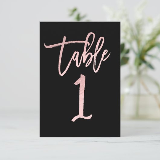 Roze Goud Roze Folie Moderne Script Tafelnummer 1 (Staand voorkant)