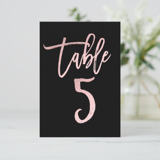 Roze Goud Roze Folie Moderne Script Tafelnummer 5 (Staand voorkant)